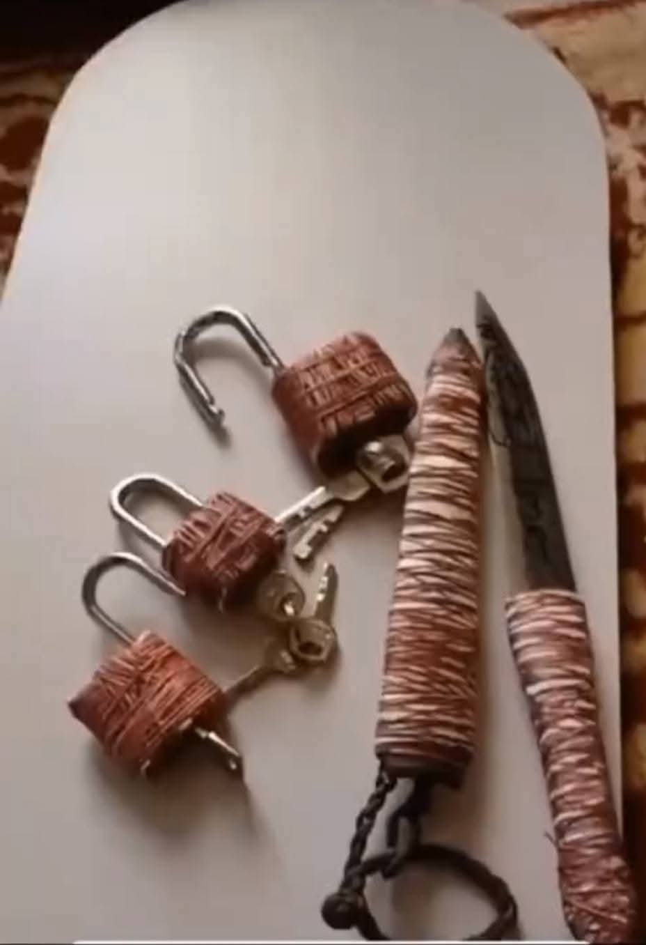 LE TRAVAIL DE CADENAS POUR DOMPTAGE À VIE