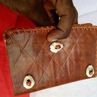 PORTE FEUILLE MAGIQUE QUI MULTIPLIE L’ARGENT DE 100 À 2000 FOIS PAR JOUR.